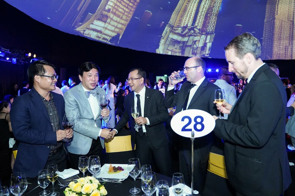 Nhà đầu tư ngoại Alpha King ra mắt hoành tráng tại Việt Nam - 2 Ông Jimmy Cham, CEO của Alpha King trao đổi cùng khách mời về dự án Alpha Town và Alpha City sắp ra mắt trong thời gian tới tại Việt Nam