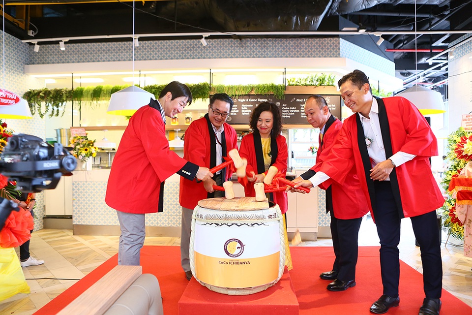 Nghi thức đập rượu khai trương