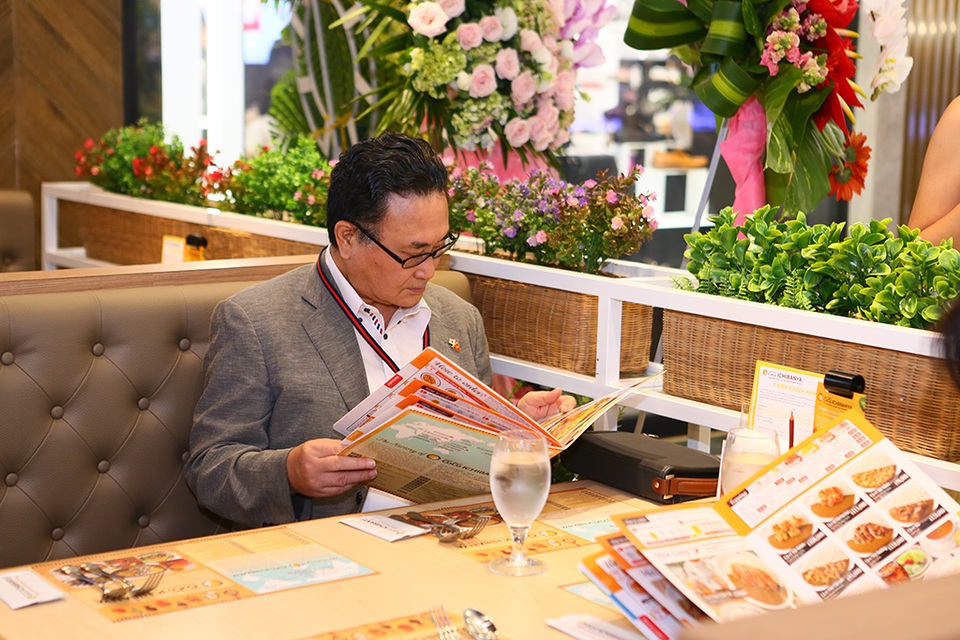 
Ngài Tổng Lãnh Sự Kawaue Kunichi cùng Đại Sứ Quán Nhật Bản dùng bữa cùng thực đơn CoCo ICHIBANYA
