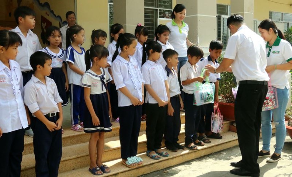 Tiếp sức đến trường cho trẻ em nghèo tại huyện Cần Giuộc - 3 Tiếp sức đến trường cho trẻ em nghèo tại huyện Cần Giuộc - 3