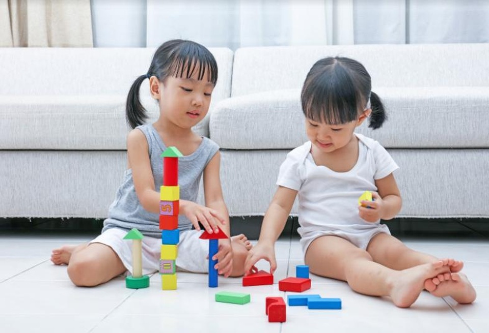 Giúp bé tránh xa táo bón bằng mẹo cực hay của 500 bà mẹ - 1 Trẻ mải chơi thường quên việc uống nước và đi ngoài, đây là một trong những tình trạng dẫn đến việc rối loạn tiêu hóa ở trẻ