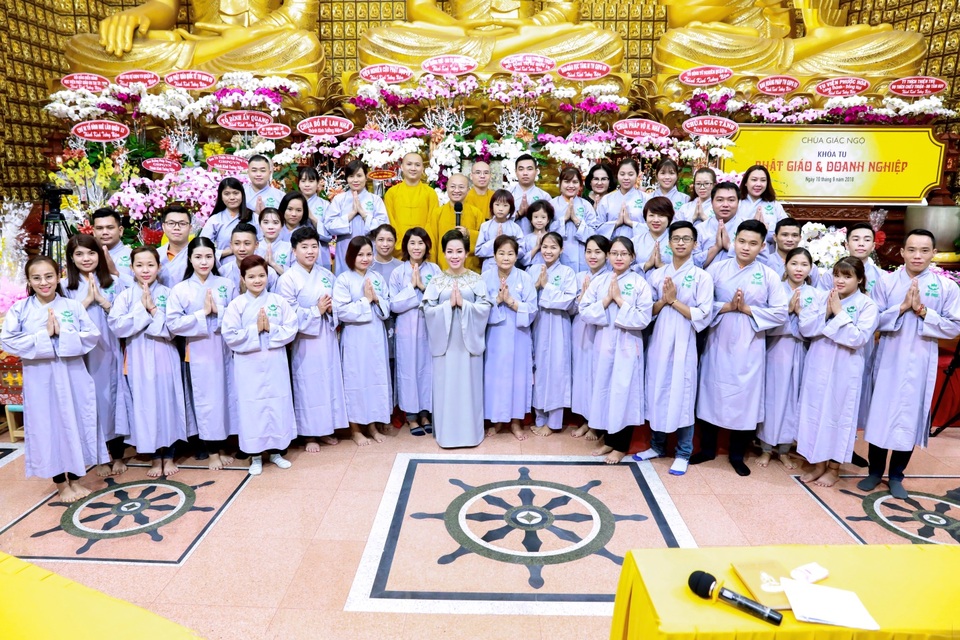 Tập đoàn TLM “trao tặng yêu thương” cho 800 người khiếm thị - 1
Bà Nguyễn Thị Thanh Tú (đứng giữa) và tập thể nhân viên tập đoàn TLM trong khóa tu Phật Giáo & Doanh nghiệp tại chùa Giác Ngộ ngày 10.9