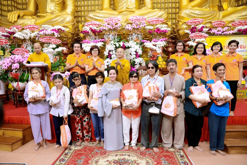 Tập đoàn TLM “trao tặng yêu thương” cho 800 người khiếm thị - 2 Bà Nguyễn Thị Thanh Tú – Chủ tịch HĐQT Tập đoàn TLM (Hàng đầu tiên, đứng thứ năm từ trái sang) trao phần quà yêu thương cho những người khiếm thị