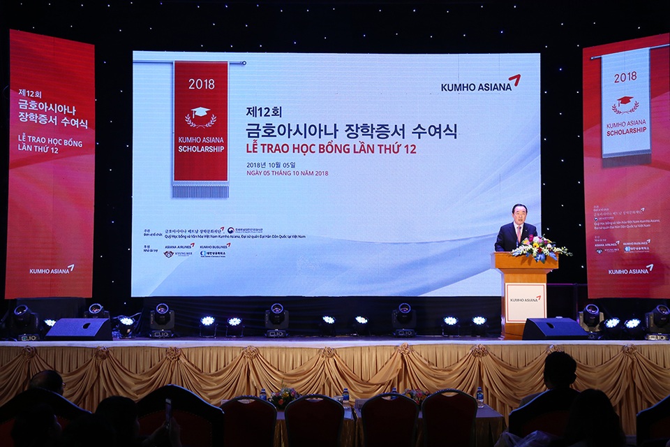 Học bổng Kumho và chung kết “Cuộc thi nói tiếng Hàn Kumho Asiana” - 1 Ông Lee Won Tae – Cố vấn Tập đoàn Kumho Asiana đọc diễn văn khai mặc Lễ trao học bổng Kumho Asiana lần thứ 12