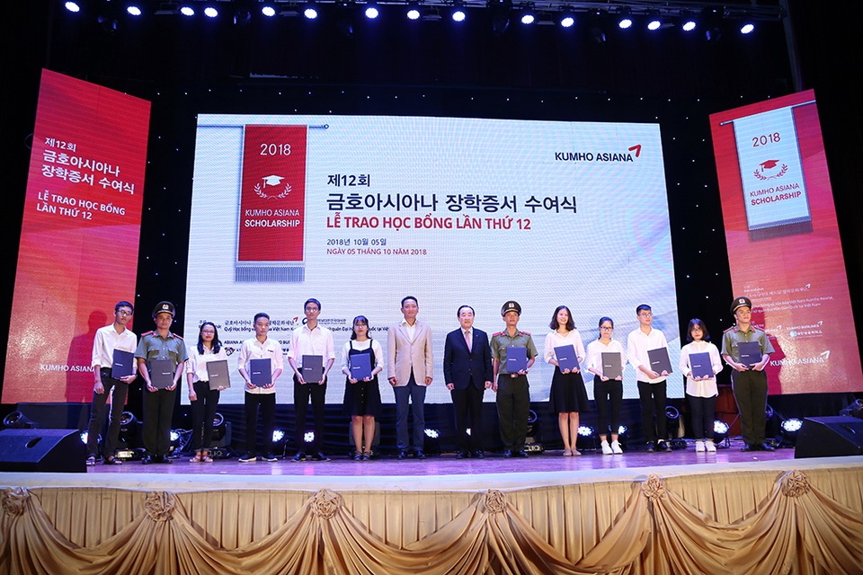 Học bổng Kumho và chung kết “Cuộc thi nói tiếng Hàn Kumho Asiana” - 2 Ông Lee Won Tae – Cố vấn Tập đoàn Kumho Asiana và Ông Kim Do Hyun – Đại sứ Hàn Quốc tại Việt Nam chụp ảnh cùng đại diện 12 sinh viên nhận học bổng các trường đại học