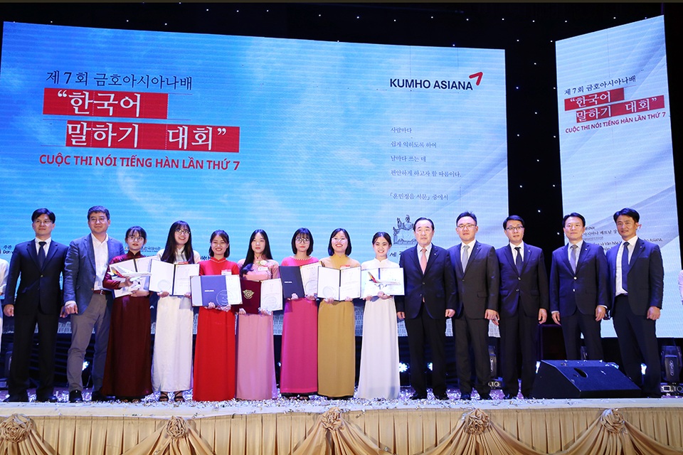 Học bổng Kumho và chung kết “Cuộc thi nói tiếng Hàn Kumho Asiana” - 3 7 thí sinh đạt giải của Cuộc thi nói tiếng Hàn Kumho Asiana lần thứ 7 chụp ảnh lưu niệm cùng Ông Lee Won Tae – Cố vấn Tập đoàn Kumho Asiana và Ban Giám khảo