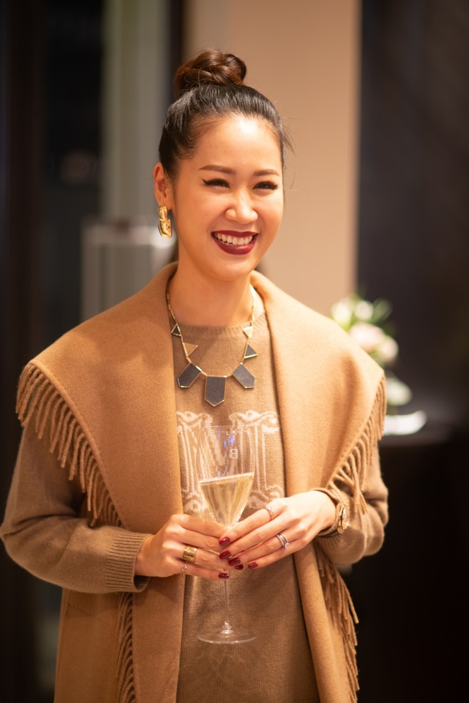Tân Hoa hậu Dương Thùy Linh cuốn hút và sang trọng trong một sự kiện thời trang - 2 Tân hoa hậu thu hút với đôi mắt “biết cười” và phong cách trang điểm ấn tượng
