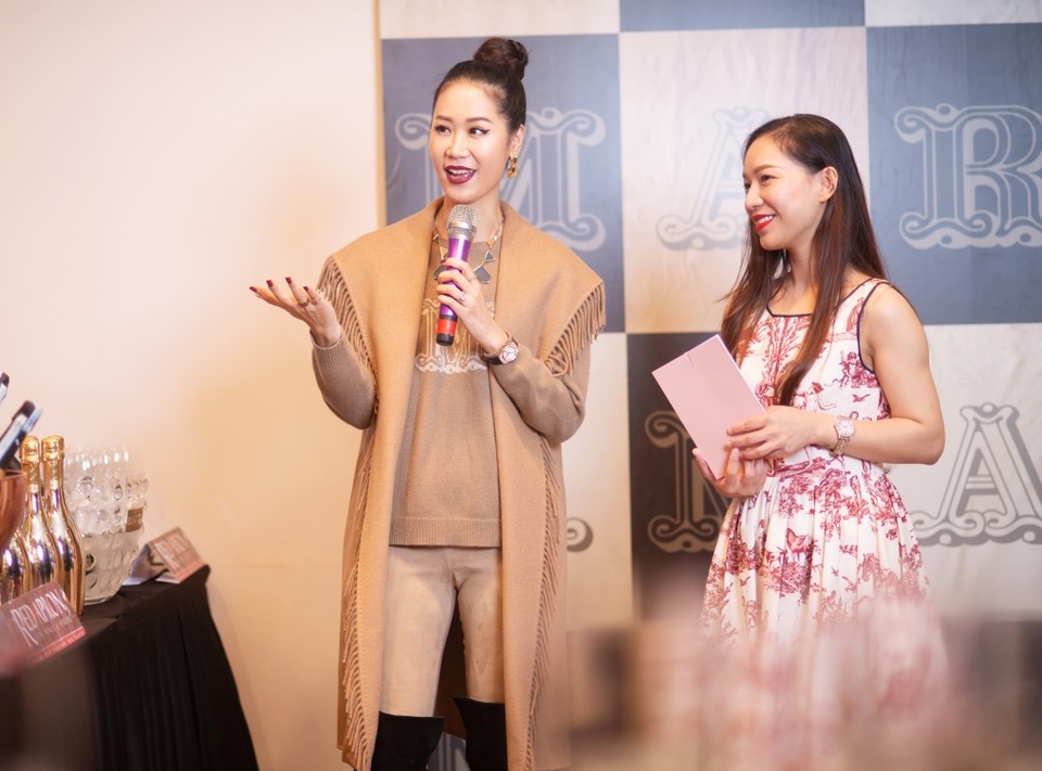Tân Hoa hậu Dương Thùy Linh cuốn hút và sang trọng trong một sự kiện thời trang - 4 Làn da mịn màng cùng nụ cười quý phái, Tân hoa hậu trở thành tâm điểm trong sự kiện.