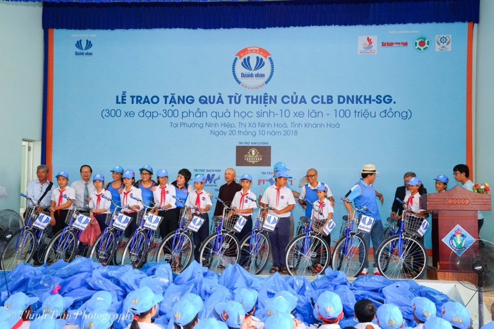 Triết lý vì cộng đồng của doanh nhân Nguyễn Thị Thanh Tú - 3 “Bà Nguyễn Thị Thanh Tú ( đứng thứ 9 từ trái qua ) cùng các nhà hảo tâm tặng xe cho các em học sinh, mong các em đến trường dễ dàng hơn”