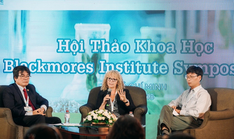 Chuyên gia sức khỏe đưa kiến thức khoa học mới nhất từ Úc đến Việt Nam - 1 Thảo luận giữa ba chuyên gia đến từ 2 đơn vị học thuật chuyên nghiên cứu trong lĩnh vực thực phẩm bổ sung tại hội thảo.