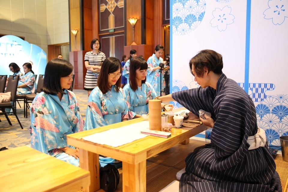 Nghệ nhân trà đạo giới thiệu các mẹ nghệ thuật thưởng trà kiểu Nhật