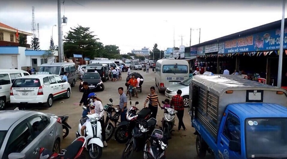 Giới đại gia Hà Nội, Sài Gòn đua nhau săn đất … Hồ Tràm - 1
Ngã tư Hồ Tràm điểm dịch vụ - lưu trú đông nghẹt khách.