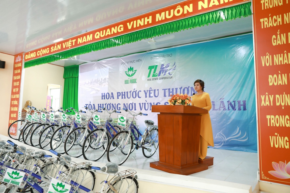 Hành trình trao yêu thương của nữ tướng bất động sản - 1 Chủ tịch HĐQT TLM Corporation Nguyễn Thị Thanh Tú chia sẻ khó khăn với bà con và các em học sinh vùng sâu huyện Cao Lãnh