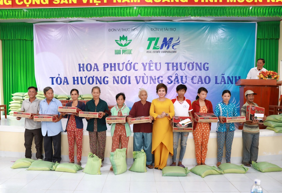 Hành trình trao yêu thương của nữ tướng bất động sản - 3
Hoạt động cộng đồng là niềm đam mê của doanh nhân Nguyễn Thị Thanh Tú (áo dài vàng)