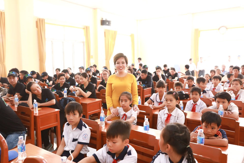 Hành trình trao yêu thương của nữ tướng bất động sản - 4 Đối với Chủ tịch Nguyễn Thị Thanh Tú, phát triển doanh nghiệp phải đi đôi với sự gắn kết và phát triển cộng đồng.