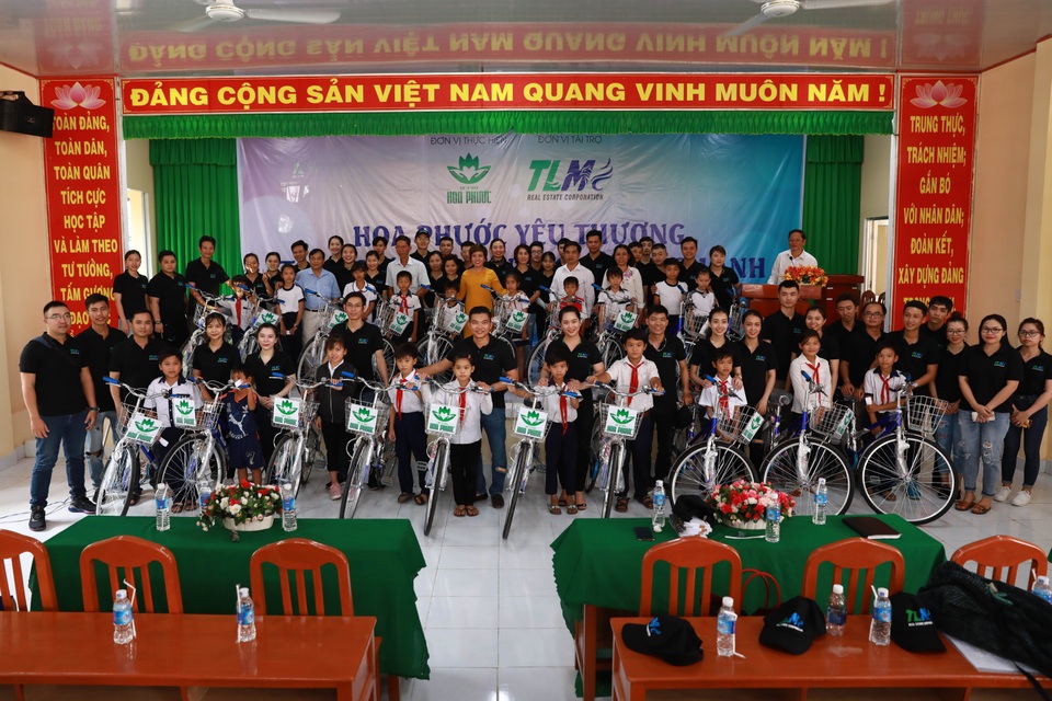 Hành trình trao yêu thương của nữ tướng bất động sản - 5 Chủ tịch Nguyễn Thị Thanh Tú (áo dài vàng) là tấm gương tích cực cho tập thể TLM Corporation noi theo