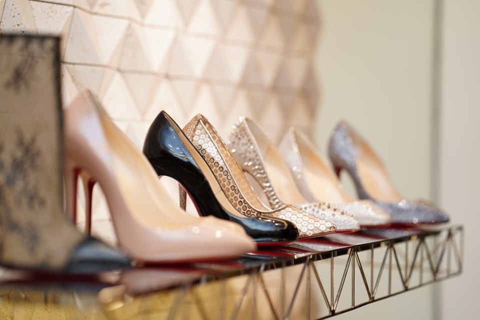 Giới trẻ “rần rần” kéo nhau đi mua giày Christian Louboutin theo chân các sao hạng A - 3 Giới trẻ “rần rần” kéo nhau đi mua giày Christian Louboutin theo chân các sao hạng A - 3