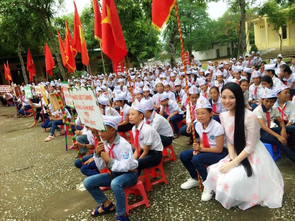 Hoa hậu Ngọc Anh dịu dàng dự lễ khai giảng tại trường cũ - 1 Sáng 5/9, hòa chung không khí của cả nước trong ngày hội toàn dân đưa trẻ đến trường, dù đi làm ở nơi xa nhưng Hoa hậu các dân tộc Việt Nam 2013 Nguyễn Thị Ngọc Anh vẫn thu sếp thời gian về thăm lại trường cũ và dự lễ khai giảng.