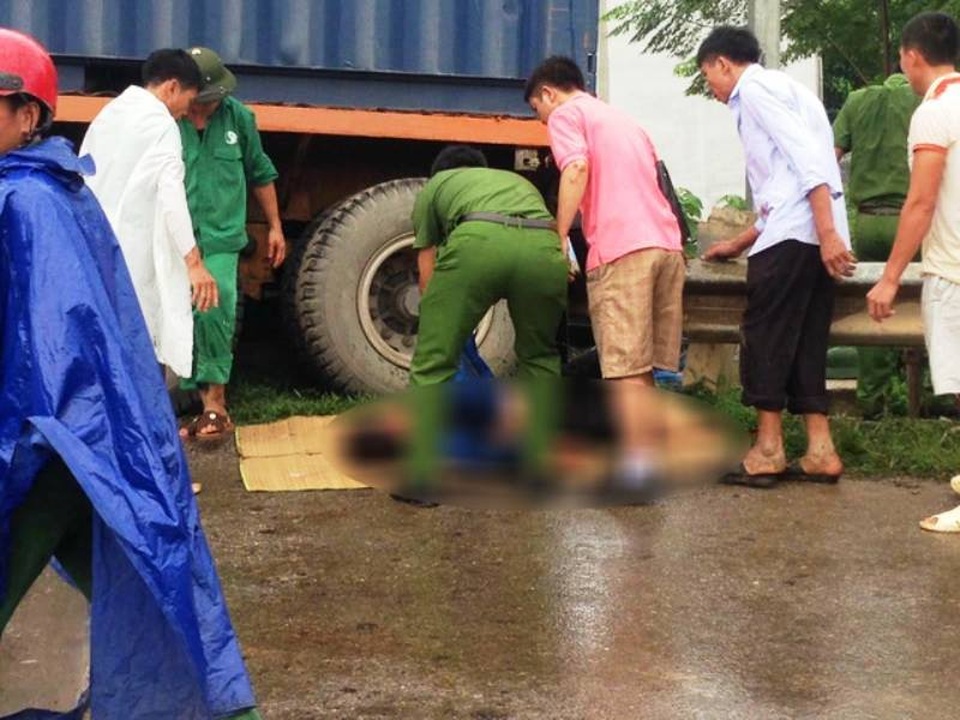 Hiện trường 4 ô tô tông nhau làm 1 người tử vong, 5 người thương nặng - 7 Một số nạn nhân bị thương được sơ cứu ngay tại hiện trường, sau đó đưa đến bệnh viện cấp cứu.