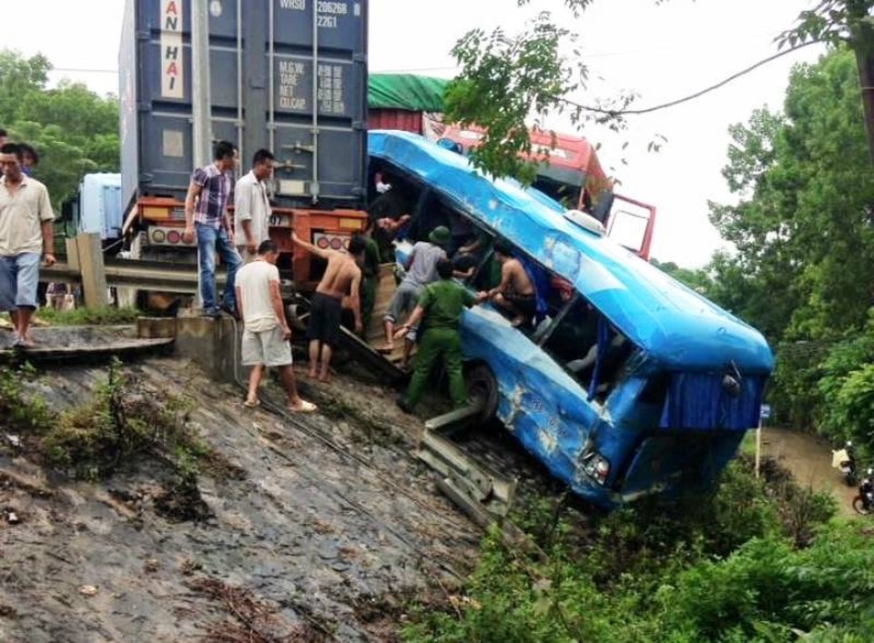 Hiện trường 4 ô tô tông nhau làm 1 người tử vong, 5 người thương nặng - 4 Xe khách rơi xuống vực sâu, nhiều hành khách trên xe 29 chỗ này bị thương nặng. Trong đó, 6 người được đưa vào bệnh viện đa khoa tỉnh Hòa Bình cấp cứu. Chị Nguyễn Thị Tuyết ở tỉnh Sơn La do vết thương nặng đã tử vong, 1 nạn nhân đã được đưa về Hà Nội cấp cứu, hiện 4 người còn lại đang nằm điều trị tại Hòa Bình
