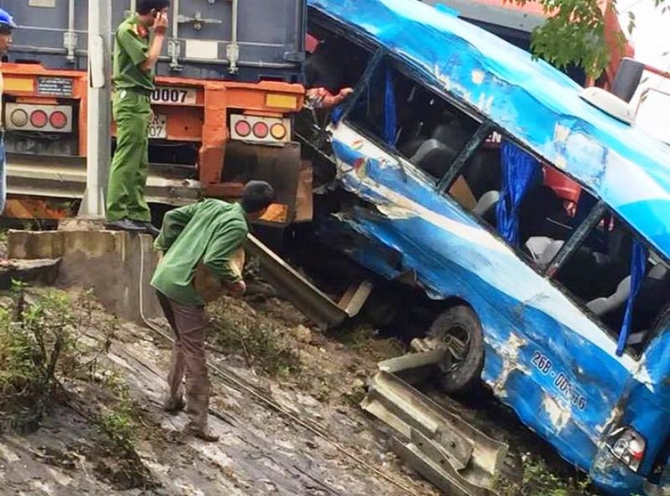 4 ô tô tông nhau liên hoàn, một người chết, nhiều người bị thương - 2 Chiếc xe khách sau cú tông mạnh bị văng xuống vệ đường, nhiều người trong xe bị thương.