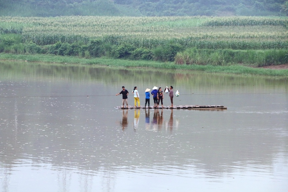 Chợ phiên Lâm Hóa, xã Vũ Lâm, huyện Lạc Sơn (Hòa Bình) được tổ chức thường niên vào các ngày thứ 2, 4, 6 và chủ nhật. Các ngày phiên chợ họp, người dân khắp các xã lân cận lại đổ về đây tham dự, trong đó có người dân xã Tân Mỹ phải vượt sông đến chợ.