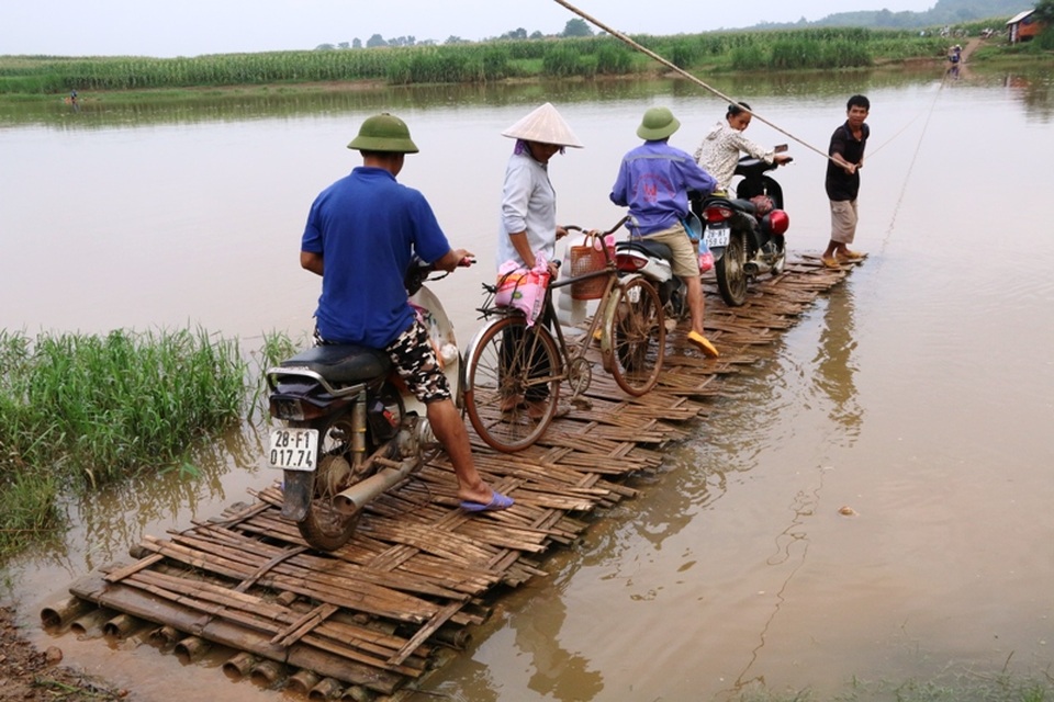 Ông Bùi Văn Tiến (52 tuổi), xóm Mặc mong muốn: Nhiều năm qua sông bằng chiếc bè tạm đã có nhiều vụ tai nạn xảy ra, cả người xe bị chìm xuống sông, cũng may chưa có vụ chết người nào. Chúng tôi rất mong có một cây cầu bắc qua sông để bà con đi lại được an toàn và thuận tiện.