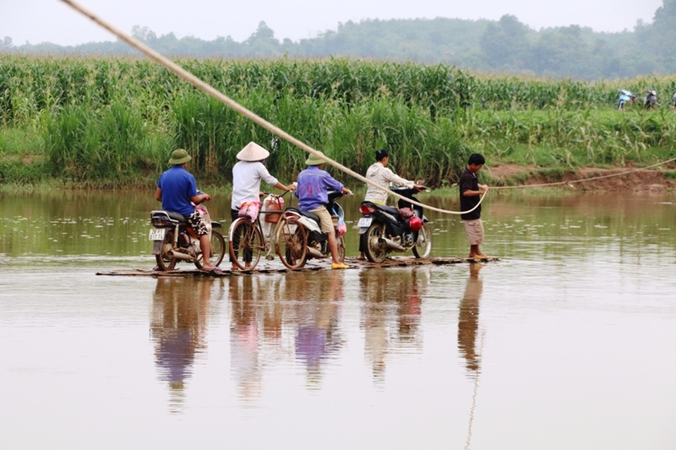Ông Bùi Văn Diến (SN 1966) cùng vợ là Bùi Thị Sen (SN 1967) hàng ngày phải túc trực ở bến đò chở mọi người qua sông. Vợ chồng tôi cũng đã xin nghỉ nhưng không có ai thay thế làm công việc này vì quá vất vả, ông Diến nói.