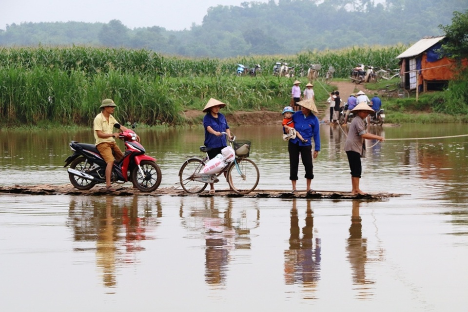 Người dân các xóm Mặc, Khang... xã Tân Mỹ (Lạc Sơn) chỉ cách chợ con sông Bưởi. Họ vượt sông đến chợ bởi, nếu đi đường bộ có cầu cứng phải đi quãng đường cách đó 7km. Chiếc bè mảng tạm bợ vượt sông được người dân tự làm để qua sông cho gần hơn.