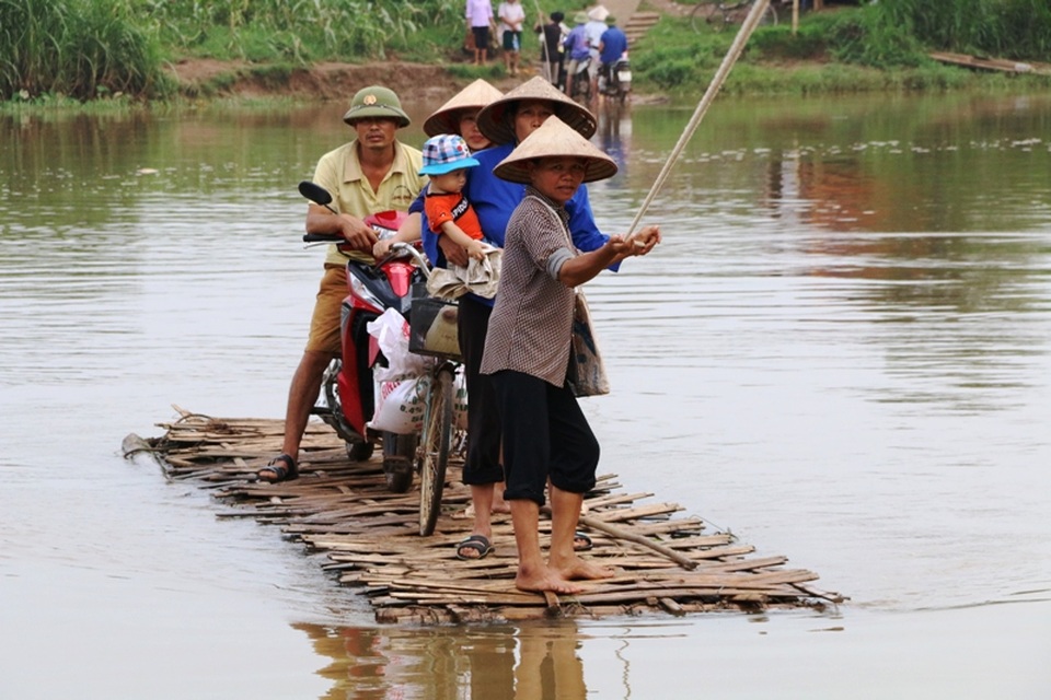
Tại xóm Khang, xã Tân Mỹ - nơi người dân gồng mình, nín thở qua sông bằng bè.
