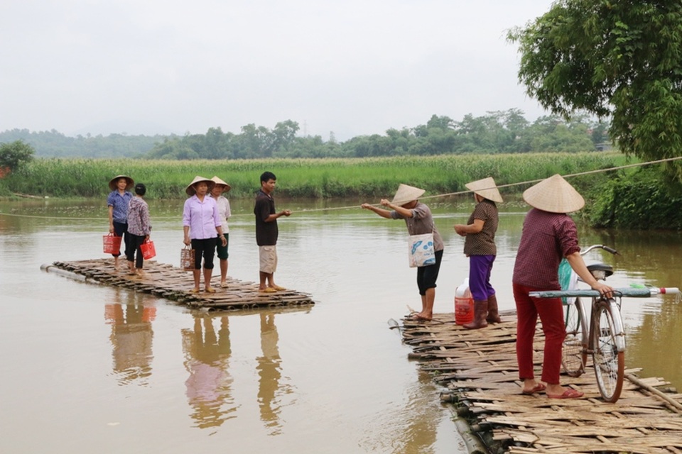 Nguy hiểm nhất là khi hai chiếc bè va chạm nhau vì cùng chung một sợi dây để đẩy qua sông. Những lúc như thế này thường dễ xảy ra tai nạn nhất vì bè dễ bị chìm. Qua sông đi chợ mỗi ngày, nhiều người không biết bơi rất lo sợ, nhưng chỉ biết nhắm mắt làm ngơ.