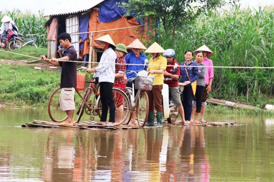 
Không có cầu, người dân ngày ngày đánh cược mạng sống qua sông.
