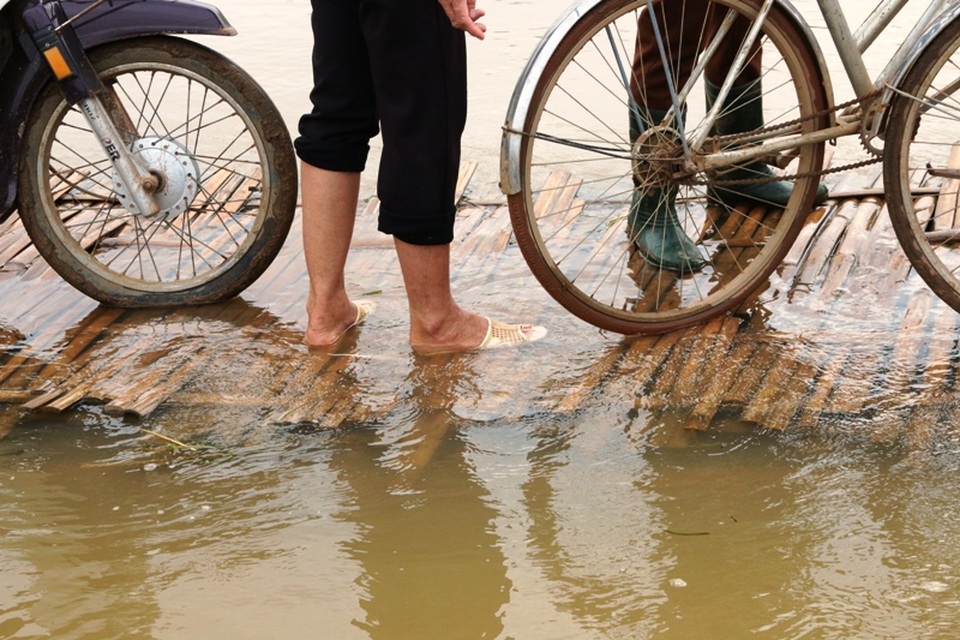 
Mỗi chiếc bè chỉ chở được từ 2 - 3 người, tuy nhiên vào ngày phiên chợ nhu cầu qua sông của người dân nhiều, chiếc bè đơn sơ chở lên 7 - 8 người chưa kể xe cộ, khiến chiếc bè chìm xuống bị lút nước. Bè chỉ được làm bằng những thân luồng, nứa tạm bợ, buộc sơ sài. Mỗi khi vượt sông, bè không chèo mà có một người lần theo sợi dây thừng nối từ đầu bên này qua bên kia sông.
