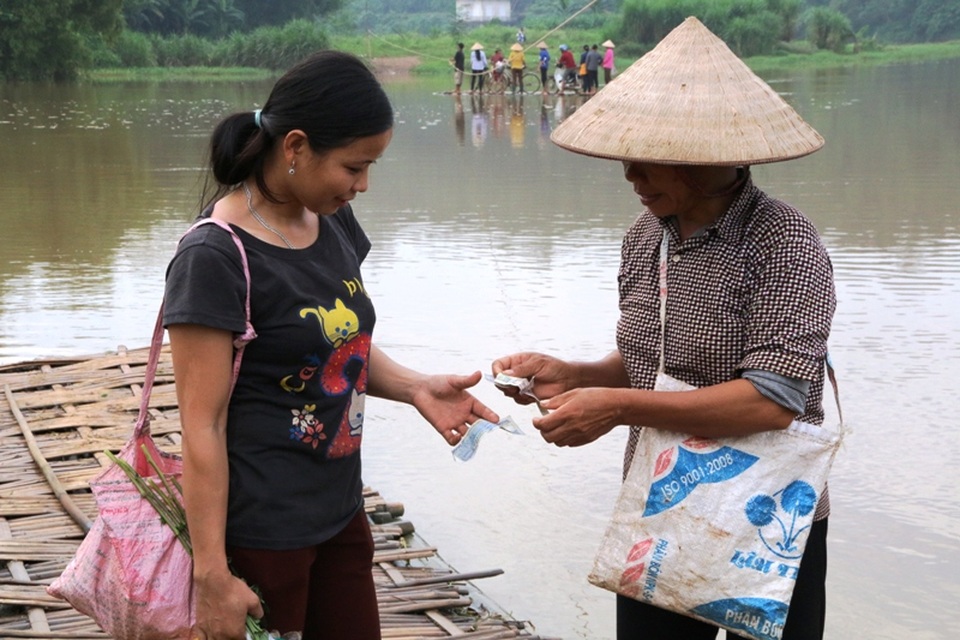 Giá mỗi lần qua sông với người đi bộ là 1.000 đồng, người và xe máy là 2.000 đồng. Mỗi ngày hai vợ chồng bà Sen cũng kiếm được từ 100.000 trở lên, nhưng cũng không ăn thua so với sức khỏe phải bỏ ra để kéo bè qua sông mỗi ngày.