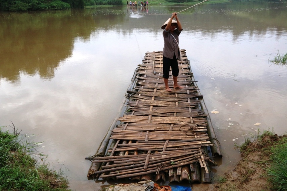 Ông Bùi Công Thành, Chủ tịch UBND xã Vũ Lâm chia sẻ, mới đây đoàn của Sở GTVT Hòa Bình đã về khảo sát, địa phương rất mong muốn có một cây cầu để bà con đi lại đỡ vất vả hơn. Địa phương sẵn sàng công tác giải phóng mặt bằng, còn bà con sẵn sàng bỏ ngày công nếu có dự án xây cầu tại đây, ông Thành nói.