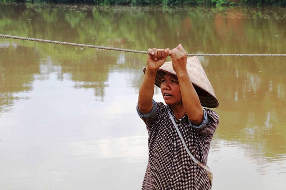 Theo bà Sen, gần đây có nhiều đoàn về khảo sát điểm qua sông này. Mỗi lần như thế người dân lại rất mong muốn nhanh có được cây cầu hơn. Bà cũng không muốn làm nghề này nữa, có được cây cầu bà con ai cũng mừng và vui vẻ.