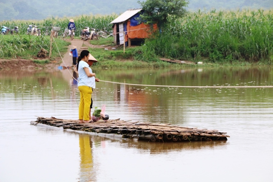 
Không kể người già, trẻ em hay cả phụ nữ mang thai, tất cả đều lên bè sang sông môt cách mạo hiểm. Khi bè ra đến giữa sông nước chảy khiến bè chòng chành, nhiều người phải nín thở, sang được bờ biên kia mới thở phào nhẹ nhõm vì vừa vượt được lưới hái tử thần.

