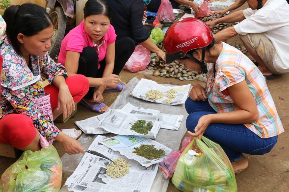 Chợ mua bán côn trùng tấp nập từ sáng cho đến khi hết người mua. Hầu hết, các loài côn trùng này được người dân bắt ở các ruộng sắn, lúa rồi đem ra chợ bán cho những người có nhu cầu mua nuôi hay mua làm thức ăn.