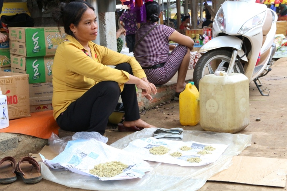 Nhờ nghề bán đặc sản côn trùng, nhiều hộ gia đình cũng có thu nhập cao. Với nhiều du khách thấy ghê sợ với những loài lúc nhúc này, nhưng với người dân nơi đây lại bình thường như món ăn dân dã khác