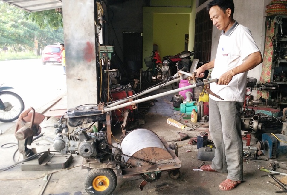 Lão nông “biến” sắt vụn thành những chiếc máy có “1 không 2” - 1 Chiếc máy băm nhỏ đất bằng động cơ xe máy do ông Dung chế tạo chuẩn bị xuất xưởng