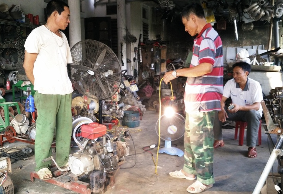 Lão nông “biến” sắt vụn thành những chiếc máy có “1 không 2” - 2 Máy phát điện bằng động cơ xe máy là một trong những sáng chế mới nhất của ông Dung