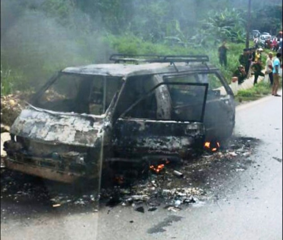 Chiếc ô tô 7 chỗ vừa được khổ chủ mua về, đang đi sửa chữa bị chập điện cháy rụi (ảnh: Báo Hòa Bình)