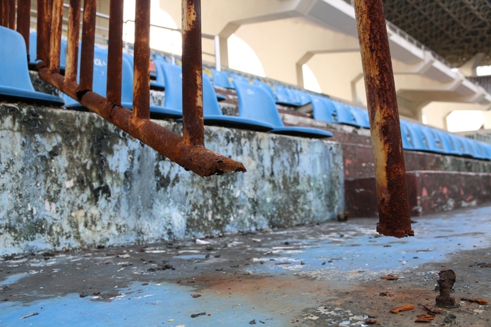 Rào ngăn cách trên khán đài bị hoen rỉ, hư hỏng.