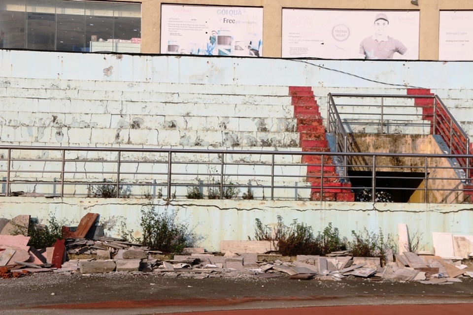 Những hàng ghế sau thời gian không được sử dụng bụi bẩn bám đầy, trở nên hư nát.