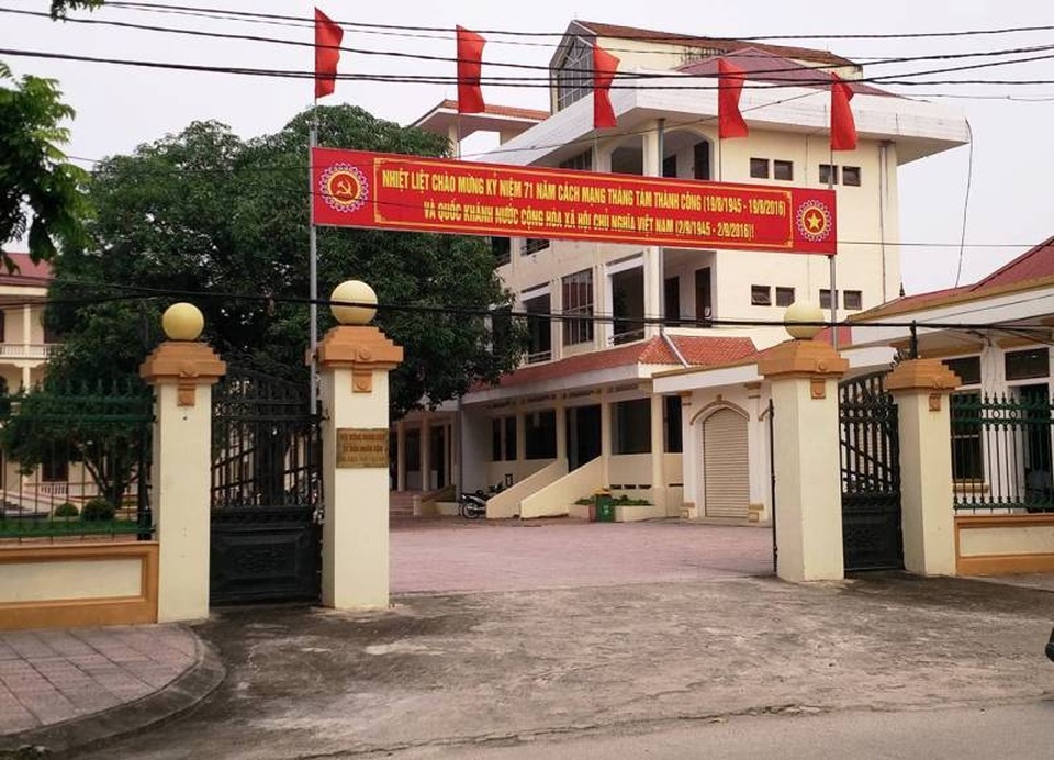 
Văn phòng HĐND và UBND huyện Nho Quan được tặng chiếc Fortuner. Hiện đơn vị này đang sử dụng dư 2 xe công, vượt số lượng theo quy định (ảnh: Thái Bá)
