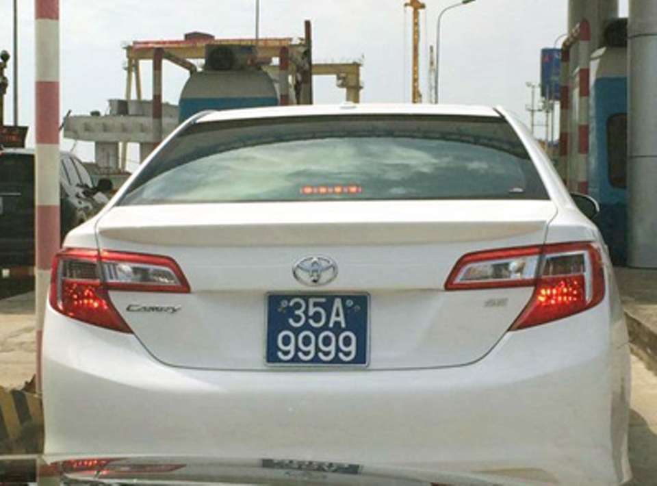 Xe sang "thích" đeo biển giả? - 4 Hai ô tô hạng sang của Công an tỉnh Ninh Bình đeo biển tứ quý 9 của một xe đã hư hỏng.