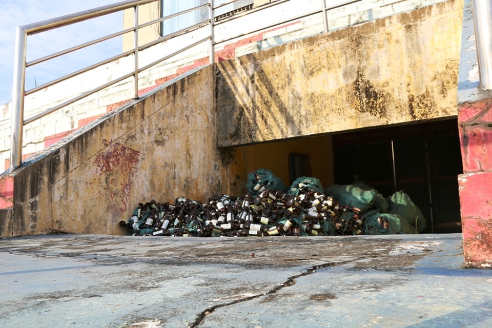 Phế thải vật liệu xây dựng, vỏ bia vứt lỏng chỏng trong sân