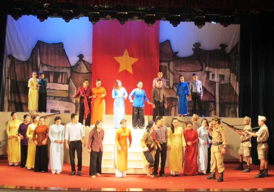 800 nghệ sĩ tranh tài sân khấu chèo chuyên nghiệp tại Ninh Bình - 2 Vở diễn Cánh chim trắng trong đêm của đoàn chèo Hà Nội mở màn cuộc thi.