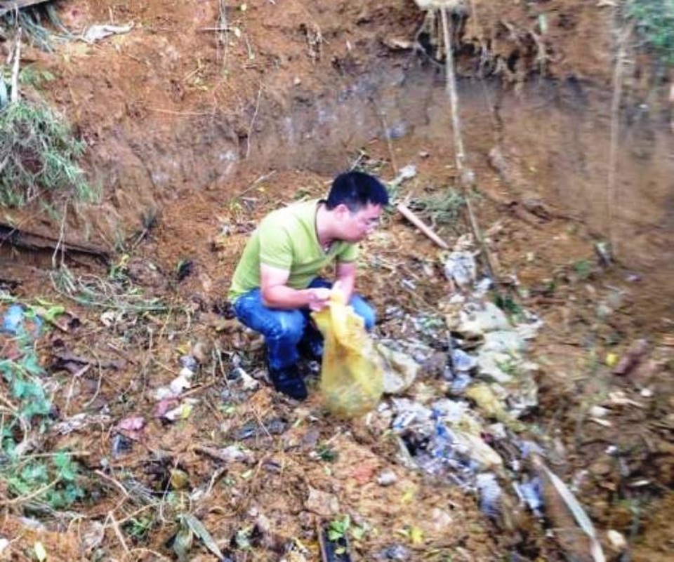Hố chôn rác thải y tế tại BVĐK Đà Bắc bị người dân và cơ quan chức năng phát hiện.