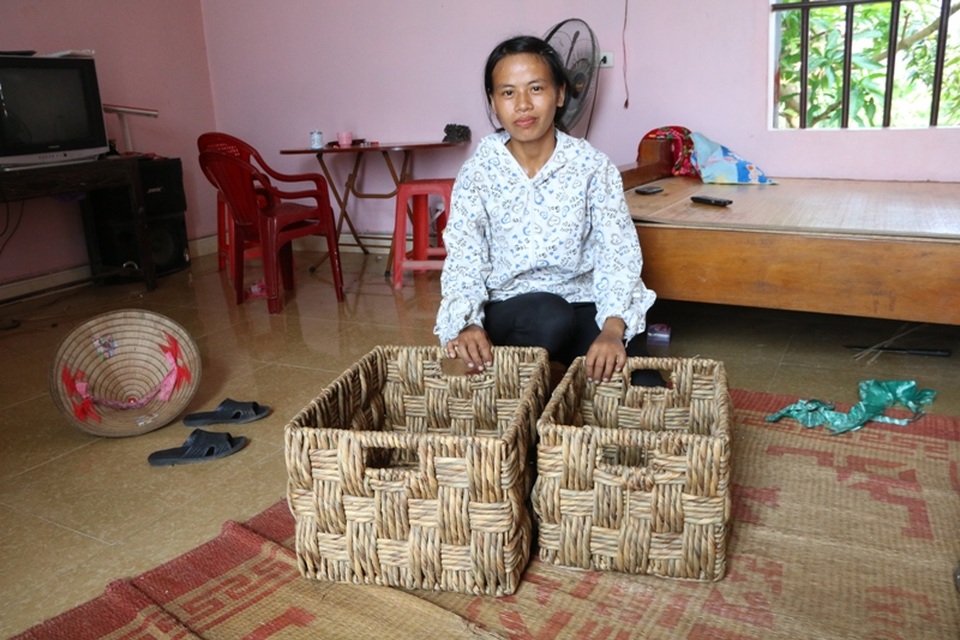 Một trong những sản phẩm từ bèo tây do những người nông dân huyện Kim Sơn làm ra. Sau khi trừ tri phí, công lao động mỗi ngày cũng kiếm thêm từ 100 - 200 nghìn đồng từ bèo tây. Nghề này không giàu được nhưng cũng có đồng ra đồng vào cho sinh hoạt gia đình, con cái có tiền đi học, chị Phạm Thị Loan nói.